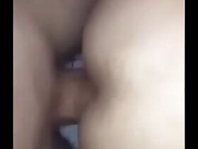 Gay jeune se fait prendre en levrette