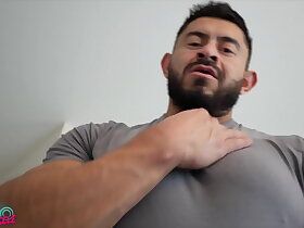 Muscle Hunk's Tight Shirt Chest Bouncing